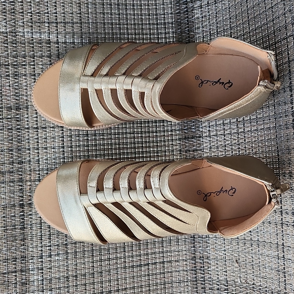 sandals with zipper size 6 New 😍